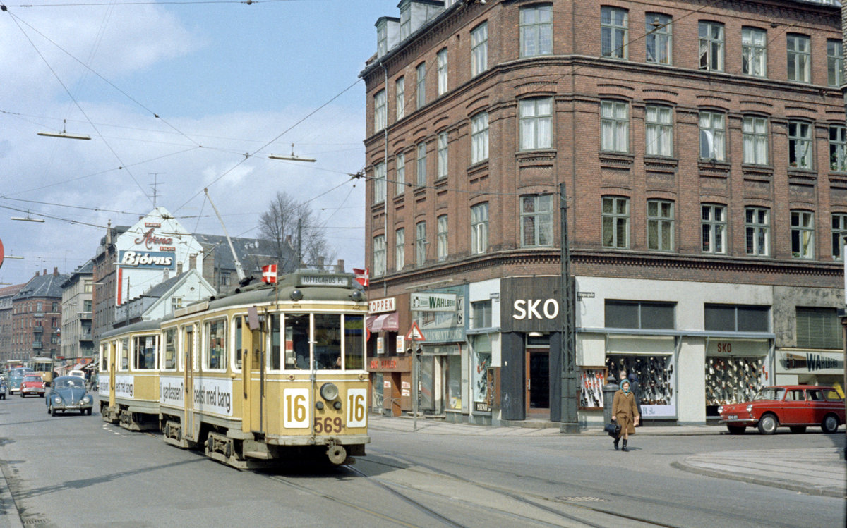 København / Kopenhagen Københavns Sporveje am 26. April 1970: Auch der Drehgestelltriebwagen 569 hatte zusammen mit einem entsprechenden Beiwagen der Serie 1501-1583 an der Straßenbahnkavalkade anlässlich der Umstellung der SL 16 auf Dieselbusbetrieb teilgenommen. - Die Garnitur hält auf dem Foto in der Nørrebrogade an der Bragesgade, kurze Zeit, bevor sie in die Nørrebro Remise (: den Straßenbahnbetriebsbahnhof Nørrebro) einrücken wird. - Nach der Einstellung der SL 16 gab es in Kopenhagen nur noch zwei Straßenbahnlinien, 5 und 7. - Scan eines Farbnegativs. Film: Kodak Kodacolor X.