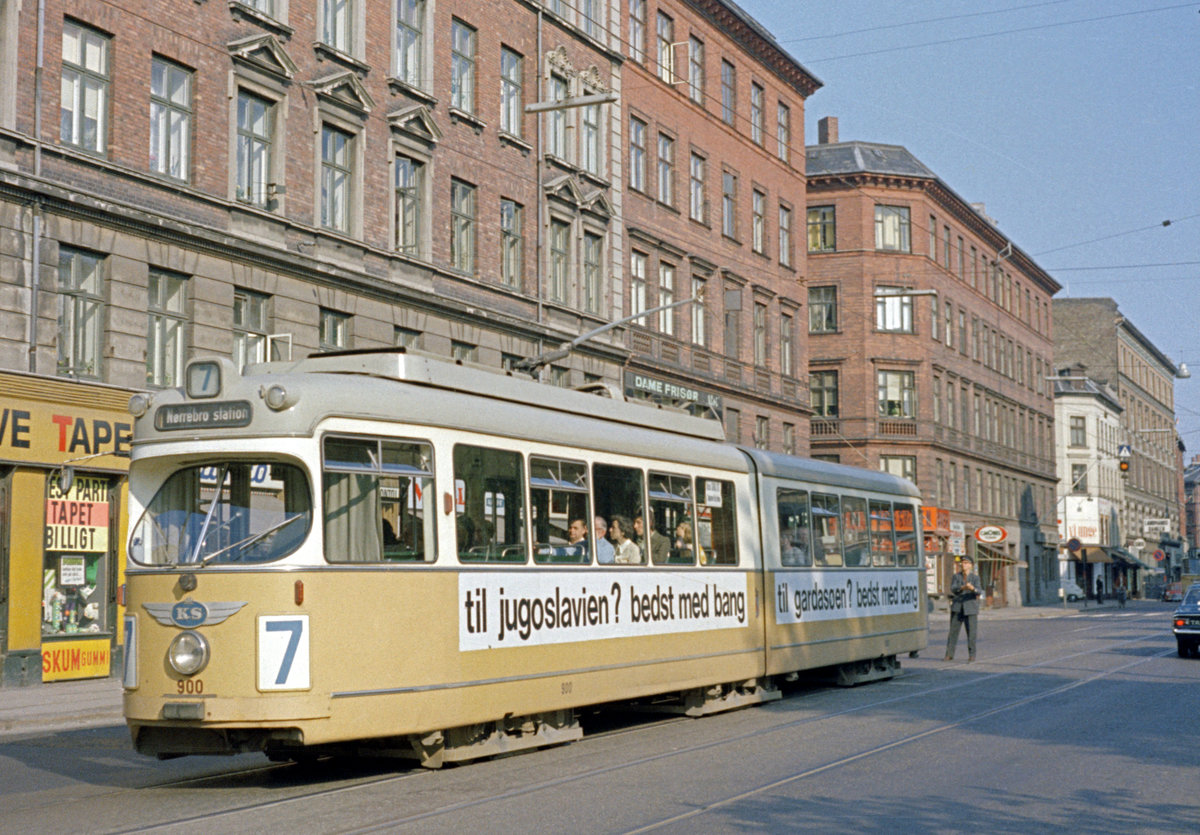 København / Kopenhagen Københavns Sporveje SL 7 (DÜWAG/Kiepe-GT6 900) København N, Nørrebro, Nørrebrogade am 6. Juni 1970. - Auf dem Foto hat der Schaffner den GT6 verlassen müssen, um die abgesprungene Stromabnehmerstange wieder an die Oberleitung anzuschließen. - Scan eines Farbnegativs. Film: Kodak Kodacolor X.