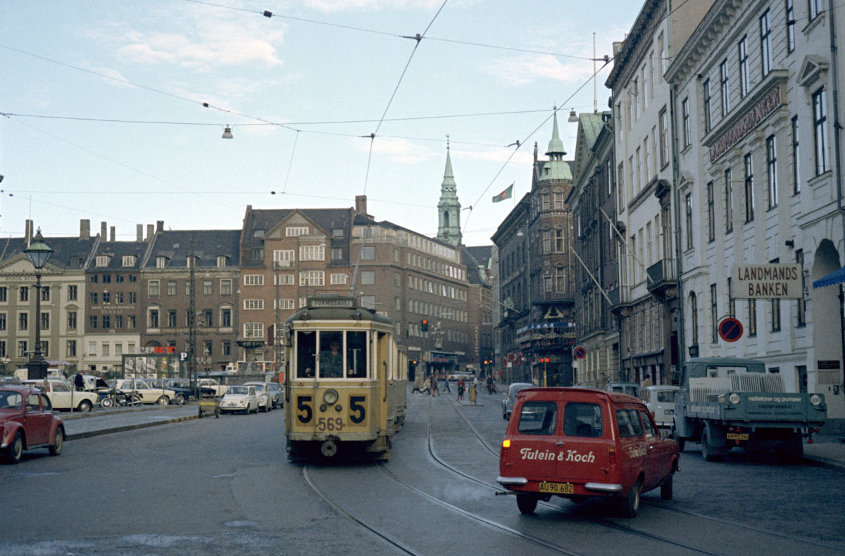 København / Kopenhagen Københavns Sporveje SL 5 (Tw 569 + Bw 15**) København K, Centrum, Nytorv (: Neuer Markt) im Oktober 1970. - Scan eines Farbnegativs. Film: Kodak Kodacolor X.