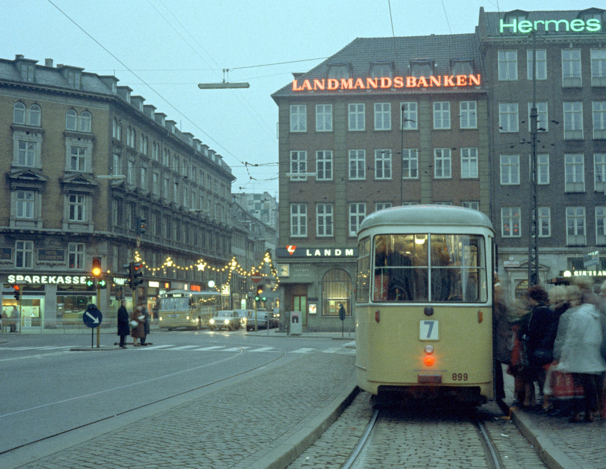 København / Kopenhagen Københavns Sporveje SL 7 (DÜWAG/Kiepe-GT6 899) København K, Centrum, Kongens Nytorv am 19. Dezember 1970. - Scan eines Farbnegativs. Film: Kodak Kodacolor X.