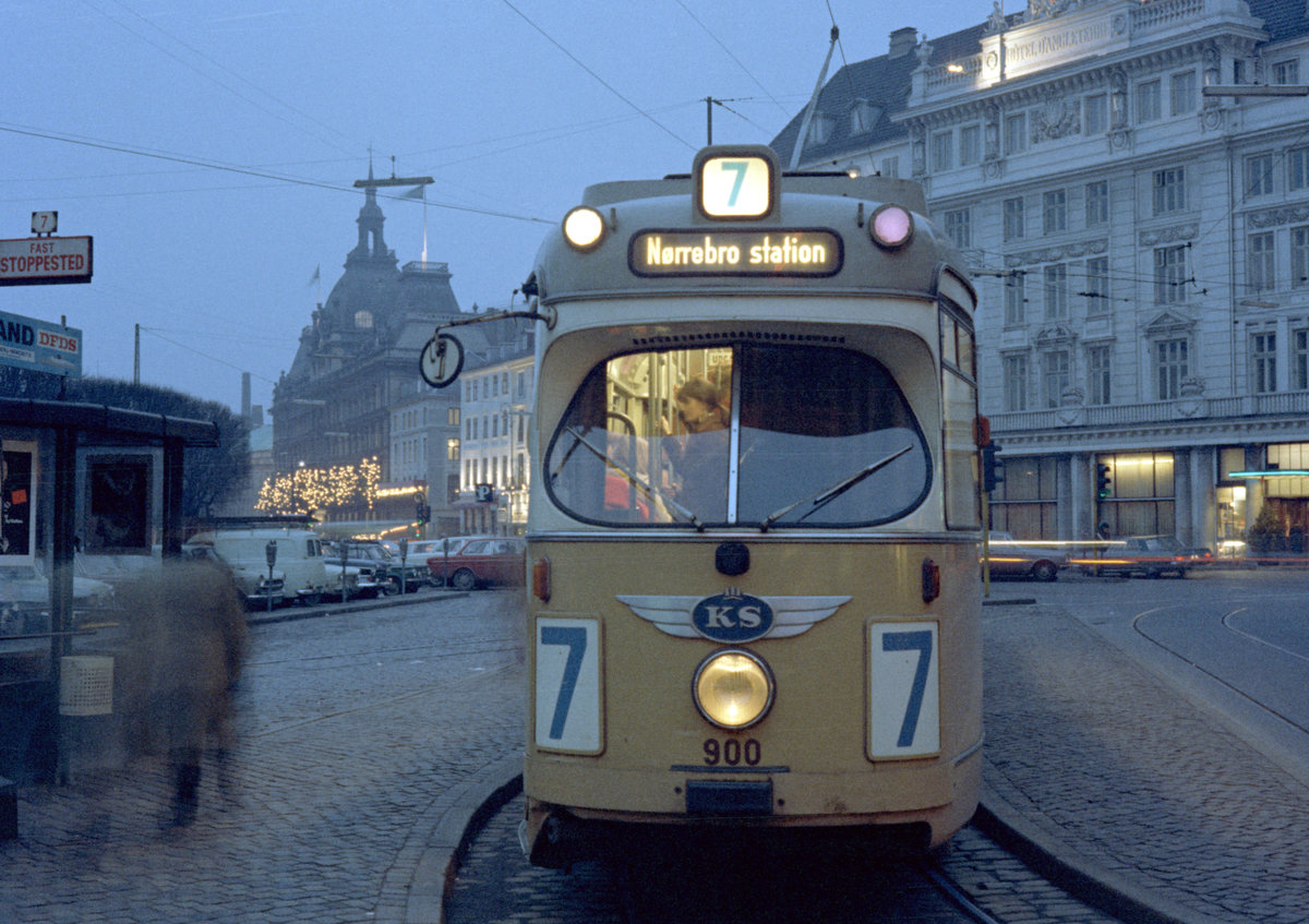 København / Kopenhagen Københavns Sporveje SL 7 (DÜWAG/Kiepe-GT6 900) København K, Centrum, Kongens Nytorv am 19. Dezember 1970. - Scan eines Farbnegativs. Film: Kodak Kodacolor X.