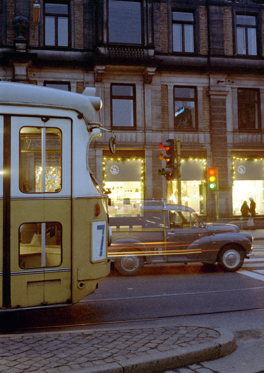 København / Kopenhagen Københavns Sporveje SL 7 (DÜWAG/Kiepe-GT6 897) København K, Centrum, Kongens Nytorv am 19. Dezember 1970. - Scan eines Farbnegativs. Film: Kodak Kodacolor X.