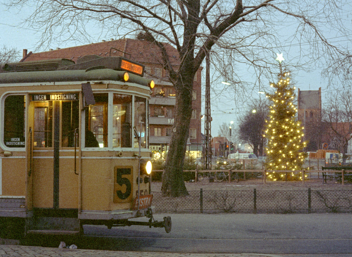 København / Kopenhagen Københavns Sporveje SL 5 (Tw 550) Brønshøj, Brønshøj Torv am 22. Dezember 1970. - Dieser Zug fuhr als E-Wagen zwischen Brønshøj Torv und Øresundsvej (Sundbyøster; auf der Insel Amager). - Scan eines Farbnegativs. Film: Kodak Kodacolor X.