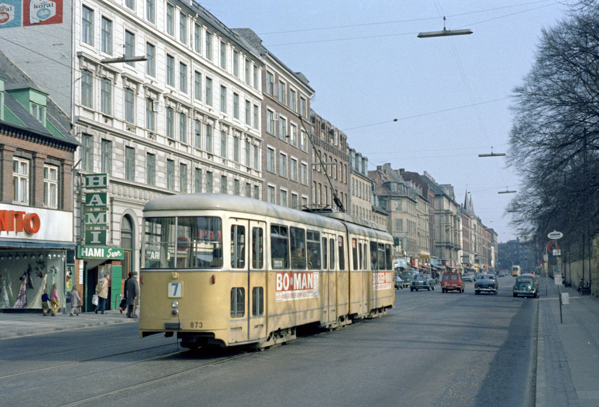 København / Kopenhagen Københavns Sporveje SL 7 (DÜWAG/Kiepe-GT6 873) København N, Nørrebro, Nørrebrogade / Sjællandsgade am 10. April 1971. - Scan eines Farbnegativs. Film: Kodak Kodacolor X.