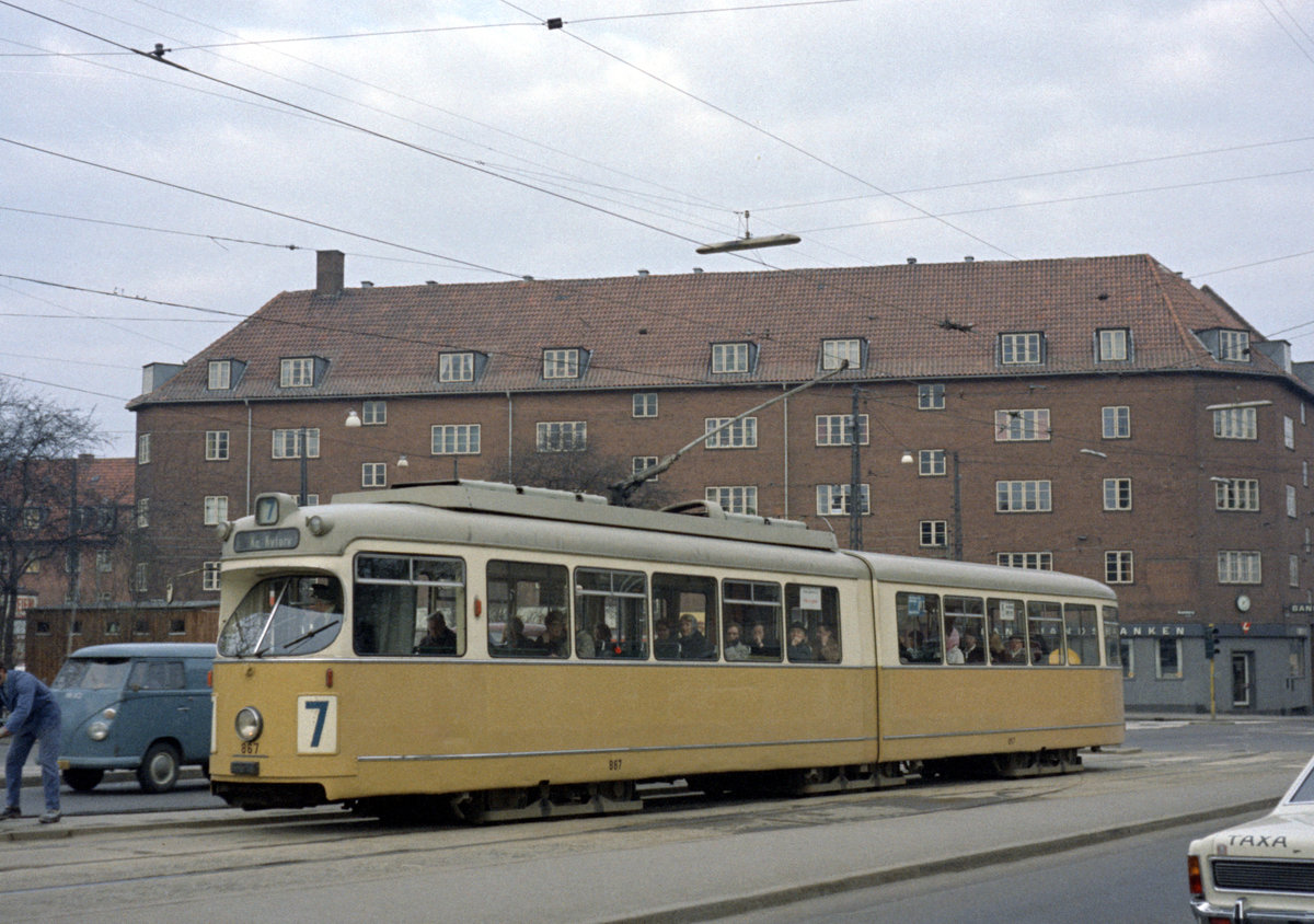 København / Kopenhagen Københavns Sporveje SL 7 (DÜWAG/Kiepe-GT6 867) Brønshøj, Frederikssundsvej / Brønshøj Torv am 19. April 1971. - Scan eines Farbnegativs. Film: Kodak Kodacolor X.