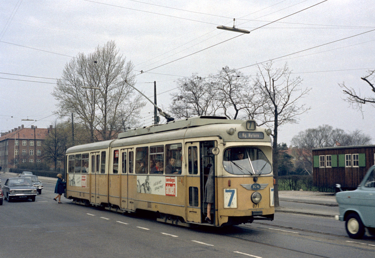 København / Kopenhagen Københavns Sporveje SL 7 (DÜWAG/Kiepe-GT6 871) Brønshøj, Bellahøj, Frederikssundsvej / Bellahøj Kirke am 19. April 1971.