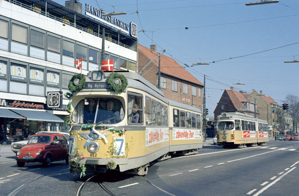 København / Kopenhagen Københavns Sporveje SL 7 (DÜWAG/Kiepe-GT6 852) Brønshøj, Husum, Frederikssundsvej am Samstag dem 24. April 1971. - Der GT6 war fahnen- und blumengeschmückt, weil er an diesem Tag den letzten Kurs der SL 7 nach Husum durchführte. In den Hauptverkehrszeiten vom Montag bis Samstag wurde die SL 7 nach Husum verlängert; die Stammstrecke der Linie war zwischen Kongens Nytorv im Stadtzentrum und Nørrebro Station (: S-Bahnhof Nørrebro). - Scan eines Farbnegativs. Film: Kodak Kodacolor X.