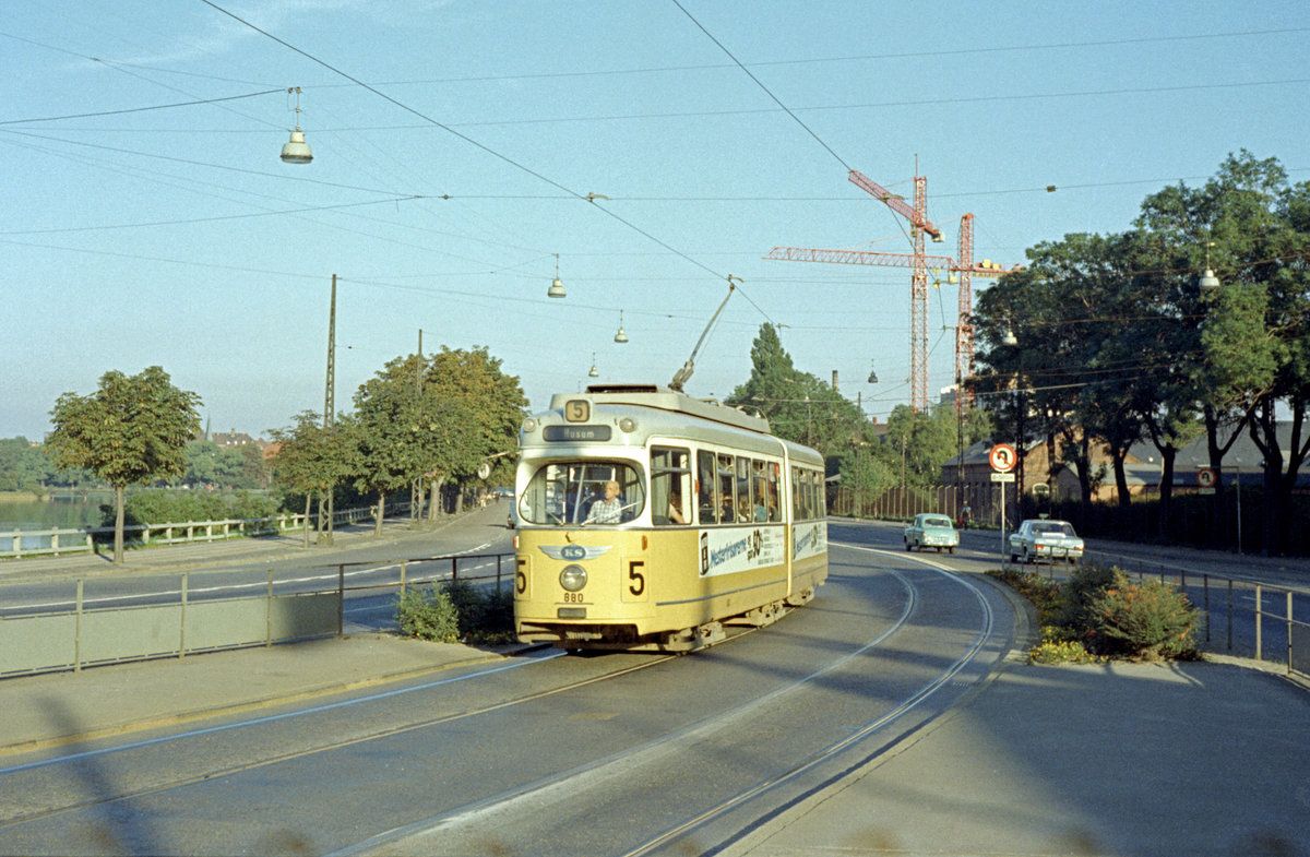 København / Kopenhagen Københavns Sporveje SL 5 (DÜWAG/Kiepe-GT6 880) København S, Amager Boulevard / Thorshavnsgade im August 1971. - Scan eines Farbnegativs. Film: Kodak Kodacolor X. Kamera: Kodak Retina Automatic II.