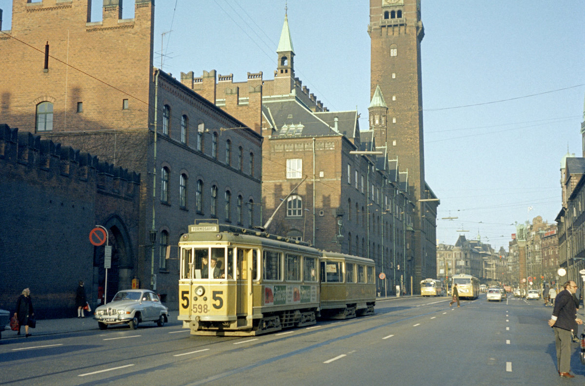 København / Kopenhagen Københavns Sporveje SL 5 (Tw 598 + Bw 15xx) København V, Zentrum, Vester Voldgade / Stormgade am 3. November 1971. Links befindet sich die Hauptfeuerwache. Hinter der Straßenbahn sieht man einen Teil des Kopenhagerner Rathauses mit dem Rathausturm. - Scan eines Farbnegativs. Film: Kodak Kodacolor X. Kamera: Kodak Retina Automatic II.