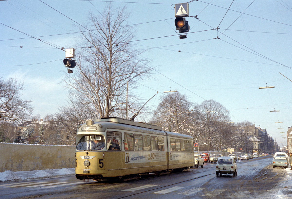 København / Kopenhagen Københavns Sporveje SL 5 (DÜWAG/Kiepe-GT6 883) København N, Nørrebro, Nørrebrogade / Sjællandsgade / Assistens Kirkegård im Dezember 1971. - Scan eines Farbnegativs. Film: Kodak Kodacolor X. Kamera: Kodak Retina Automatic II.