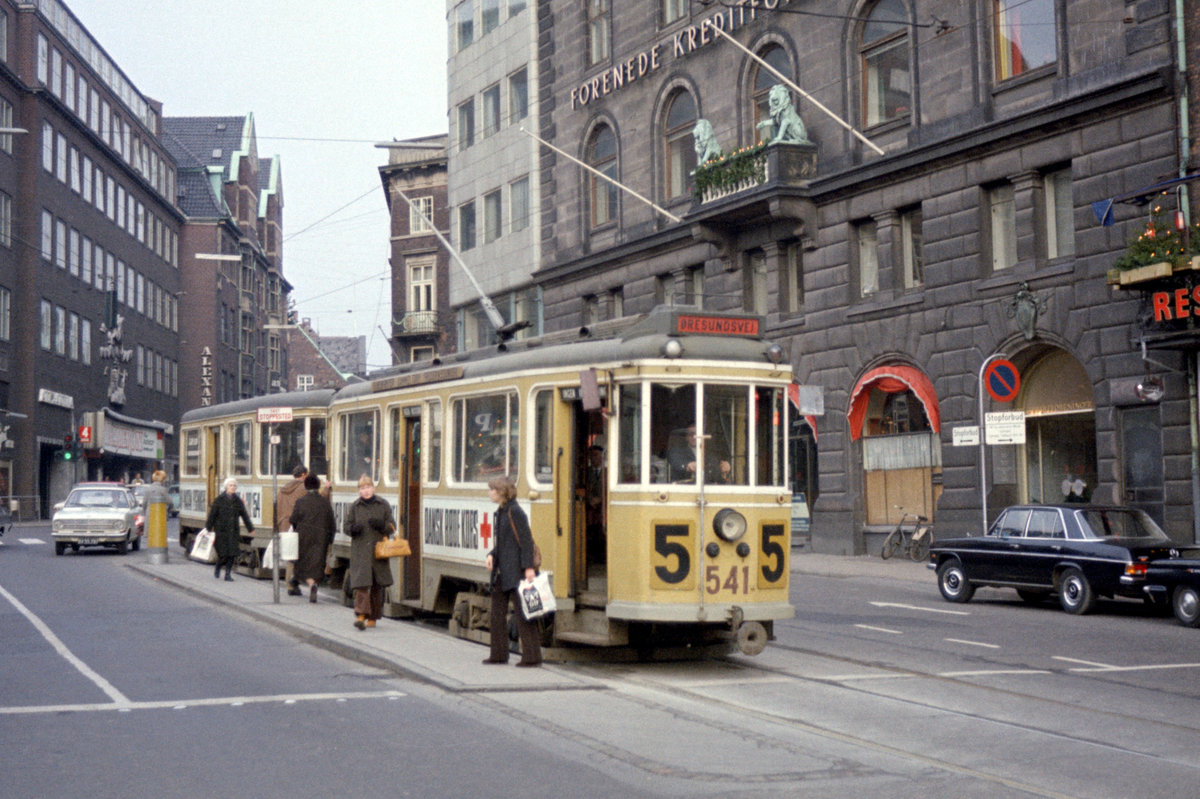 København / Kopenhagen Københavns Sporveje SL 5 (Tw 541 + Bw 15**) København K, Zentrum, Gammeltorv (: Alter Markt) / Frederiksberggade / Nytorv (: Neuer Markt) / Nygade im Dezember 1971. - Unterwegs kam die SL 5 auch durch die Mittelalterstadt mit dem Gammeltorv, dem ältesten Markt Kopenhagens, der schon 1374 unter dem Namen  Forum  erwähnt worden ist. - Scan eines Farbnegativs. Film: Kodak Kodacolor X. Kamera: Kodak Retina Automatic II.  