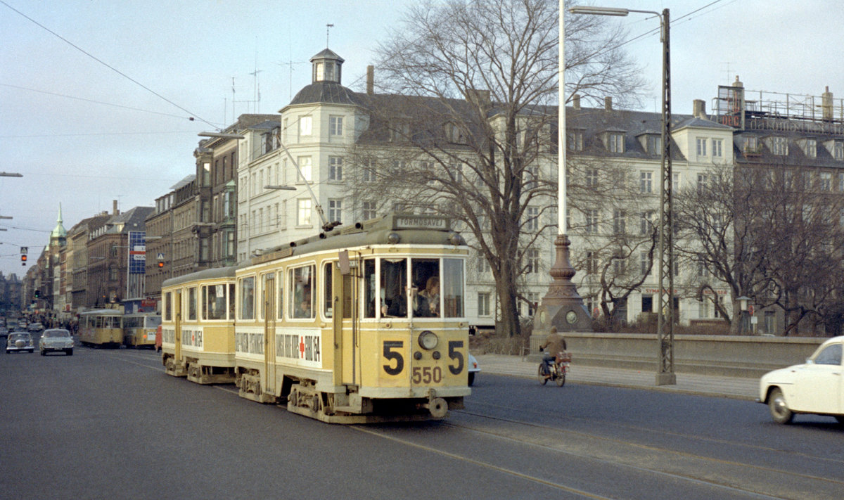 København / Kopenhagen Københavns Sporveje (KS) SL 5 (Tw 550 (Hauptwerkstätte der KS 1935) + Bw 15**) Dronning Louises Bro (Königin-Louise-Brücke) im Dezember 1971. - 1930 - 1941 empfing die KS 118 Großraumtriebwagen mit Drehgestellen, 501 - 618; 10 von diesen Triebwagen, 547 - 556, wurden im Jahre 1934 an NESA, die Nordsjællands Elektricitets- og Sporvejs Aktieselskab, verkauft. Als NESA ihre Straßenbahnlinien 1952 - 1953 einstellte, kehrten die 10 Triebwagen an die KS zurück; sie erhielten jetzt die Nummern 609 - 618, da die Hauptwerkstätte der KS im Jahre 1935 10 neue Triebwagen mit den Nummern 547 - 556 hergestellt hatte. - Die Kopenhagener Großraumdrehgestellwagen dieser Serie gehören zu den Straßenbahnfahrzeugen, die ich formschön finde. - Scan eines Farbnegativs. Film: Kodak Kodacolor X. Kamera: Kodak Retina Automatic II.  
