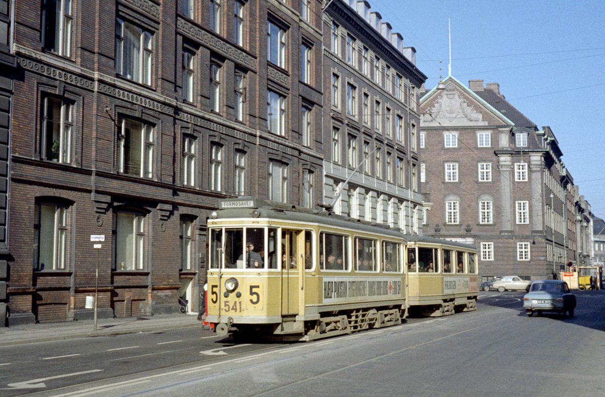 København / Kopenhagen Københavns Sporveje (KS) SL 5 (Tw 541 + Bw 15**) København V, Ny Kongensgade / H.C. Andersens Boulevard im Februar 1972. - Die Triebwagenserie bestand aus den Wagen 501 bis 618, und die Beiwagenserie umfasste die Wagen 1501 - 1583. - Die Hauptwerkstätte (HW) der KS lieferte in den Jahren 1930 bis 1941 die Serie von den großen harmonischen, formschönen und funktionalen Drehgestelltriebwagen aus Stahl, die ursprünglich ZR-Wagen waren. - Von den Drehgestellbeiwagen wurden 1501 und 1532 - 1583 von der HW der KS hergestellt, während die Wagen 1502 bis 1531 von der Waggonfabrik Scandia in Randers (Jütland) gebaut wurden. Sowohl die Triebwagen- als auch die Beiwagen wurden vom dänischen funktionalistischen Architekten Ib Lunding (1895 - 1983) entworfen. - Scan eines Farbnegativs. Film: Kodak Kodakcolor X. Kamera: Kodak Retina Automatic II.  