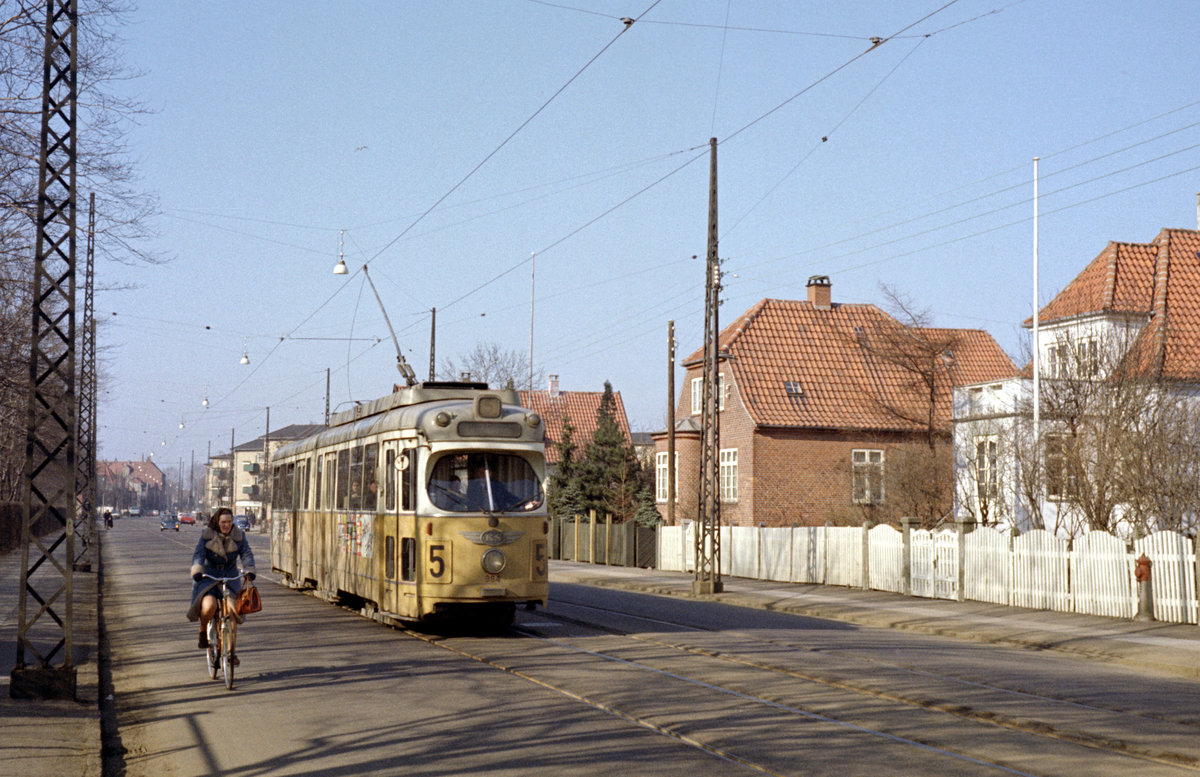 København / Kopenhagen Københavns Sporveje (KS) SL 5 (DÜWAG/Kiepe-GT6 884) København S, Sundbyøster, Backersvej / Sundby Hospital / Italiensvej am 18. März 1972. - Auf ihrer Fahrt durch die Stadt fuhr die SL 5 auch an grüneren Siedlungen vorüber, auf dem Bild sieht man den 5er auf dem Backersvej am Sundby Hospital auf der Insel Amager. - Scan eines Farbnegativs. Film: Kodak Kodacolor X. Kamera: Kodak Retina Automatic II.