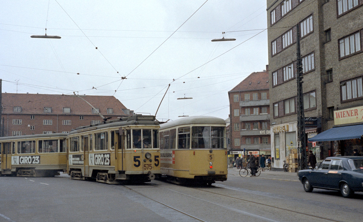 København / Kopenhagen Københavns Sporveje (KS) SL 5 (Drehgestelltriebwagen 575 (HW der KS 1938) / GT6 898 (DÜWAG/Kiepe/HW der KS 1967/1968) Brønshøj, Frederikssundsvej / Krabbesholmvej / Brønshøj Torv / Brønshøj Kirkevej. Datum: 4. April 1972. - Der Tw 575 befindet sich heute in der Sammlung des Sporvejsmuseum Skjoldenæsholm (: des Dänischen Straßenbahnmuseums), während der GT6 898 später im Jahre 1972 mit Schiff nach Alexandria in Ägypten gebracht wurde. - Scan eines Farbnegativs. Film: Kodak Kodacolor X. Kamera: Kodak Retina Automatic II.  