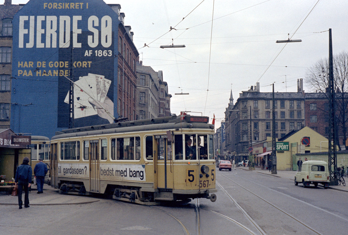 København / Kopenhagen Københavns Sporveje (KS): Am Samstag dem 22. April 1972, dem letzten Betriebstag der SL 5, verlässt der Drehgestelltriebwagen 567 mit dem Beiwagen 155* den Straßenbahnbetriebsbahnhof Nørrebro. Zu der Zeit gab es noch am Samstag bis in die frühen Nachmittagsstunden HVZ-ähnliche Fahrgastmengen. Die Verstärkerzüge der SL 5 verkehrten an Samstagen zwischen Brønshøj und Øresundsvej. - Scan eines Farbnegativs. Film: Kodak Kodacolor X. Kamera: Kodak Retina Automatic II. 