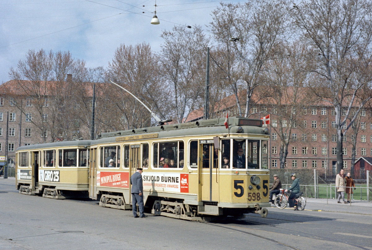 København / Kopenhagen Københavns Sporveje SL 5 (Drehgestelltriebwagen 598 + Drehgestellbeiwagen 15**) København S, Sundbyøster, Østrigsgade / Wittenberggade / Øresundsvej / Lergravsparken am 22. April 1972. - Scan eines Farbnegativs. Film: Kodak Kodacolor X. Kamera: Kodak Retina Automatic II.