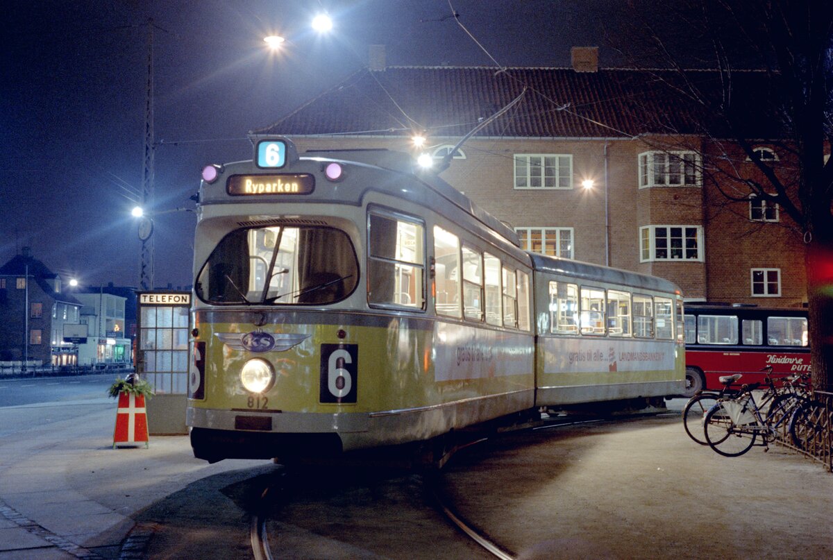 København / Kopenhagen Københavns Sporveje (KS) SL 6 (DÜWAG/Kiepe GT6 812) Valby, Ålholm Plads im Dezember 1968. - Scan eines Farbnegativs. Film: Kodak Kodacolor X.