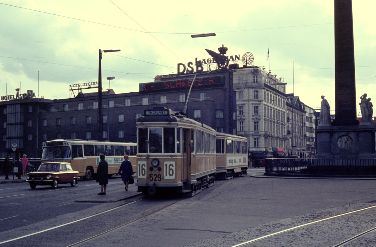 København / Kopenhagen Københavns Sporveje (KS) SL 16 (Großraumtriebwagen 529) København V, Vesterbro, Vesterbrogade / Frihedsstøtten / Hovedbanegården (Hauptbahnhof) im April 1969. - 
 Frihedsstøtten , das Monument für die Aufhebung der Erbuntertänigkeit, steht rechts im Bild, während der Kopenhagener Hauptbahnhof sich links außerhalb des Bildes befindet. - Scan eines Diapositivs. Film: Agfa CT18.