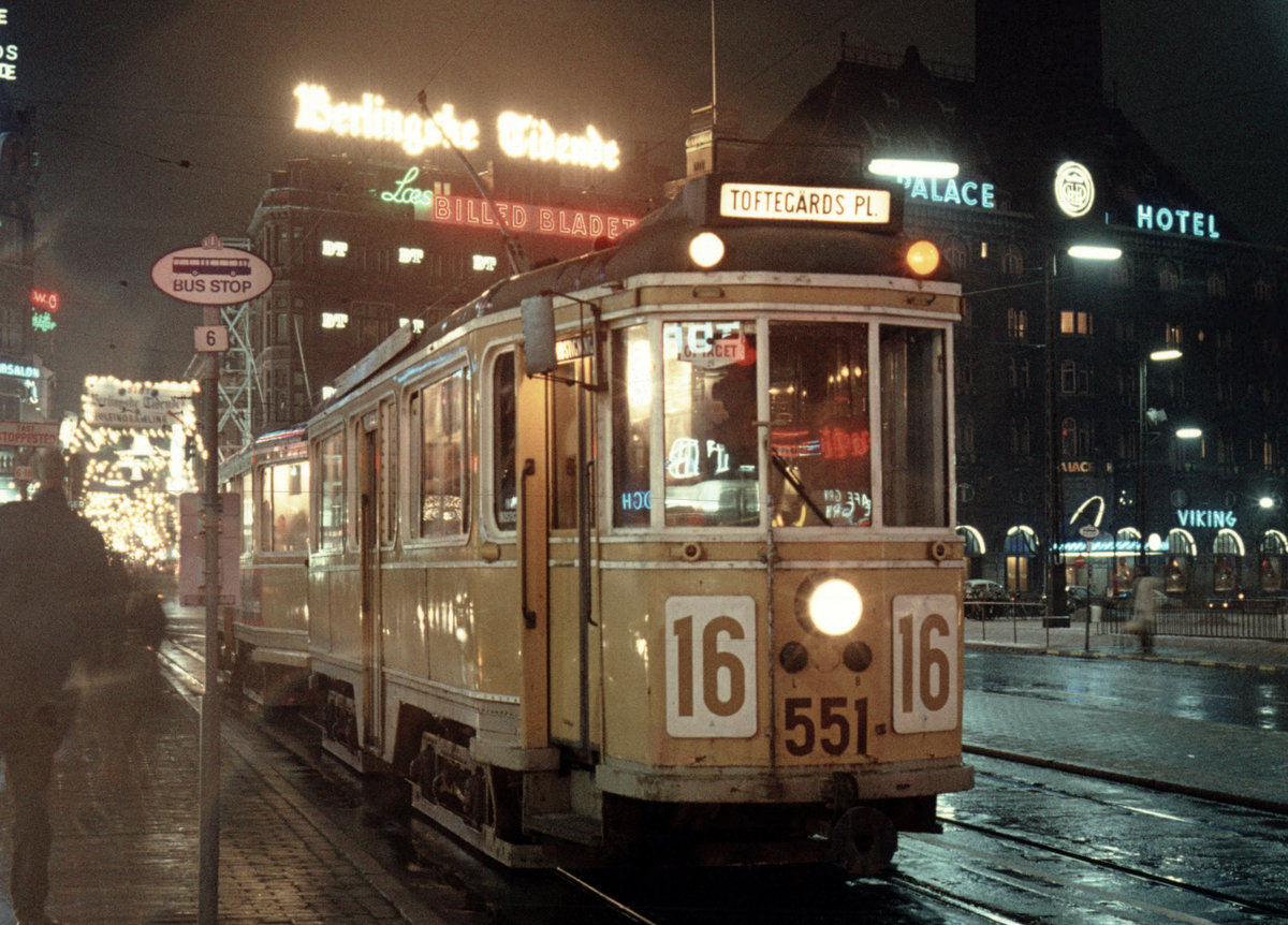 København / Kopenhagen Københavns Sporveje (KS) SL 16 (Tw 551 + Bw 15xx) Rådhusplads (: Rathausplatz) im Dezember 1969. - Scan eines Diapositivs. Film: Agfa CT18. 