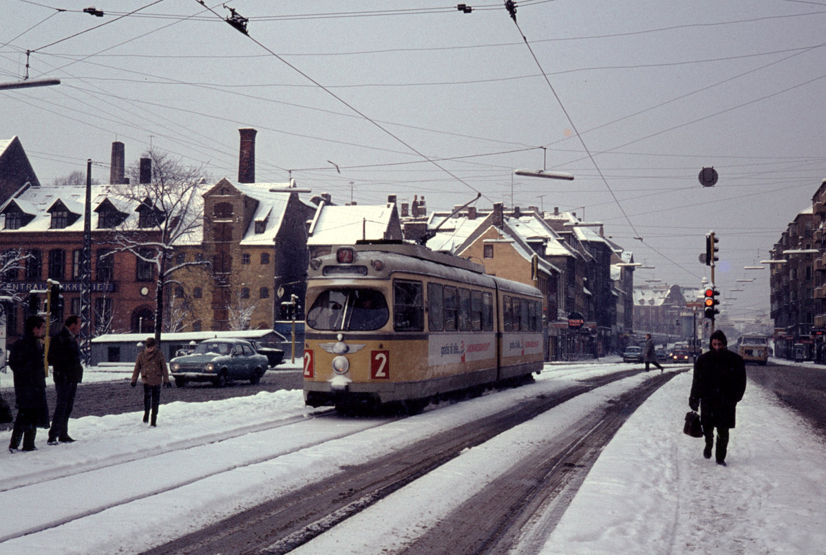 København / Kopenhagen Københavns Sporveje (KS) SL 2 (DÜWAG/Kiepe GT6 8xx) København K, Christianshavn, Torvegade / Christianshavns Torv im Dezember 1968. - Der Gelenktriebwagen fährt Richtung Sundbyvester Plads (auf der Insel Amager). - Scan eines Diapositivs. Film: Agfa CT18.