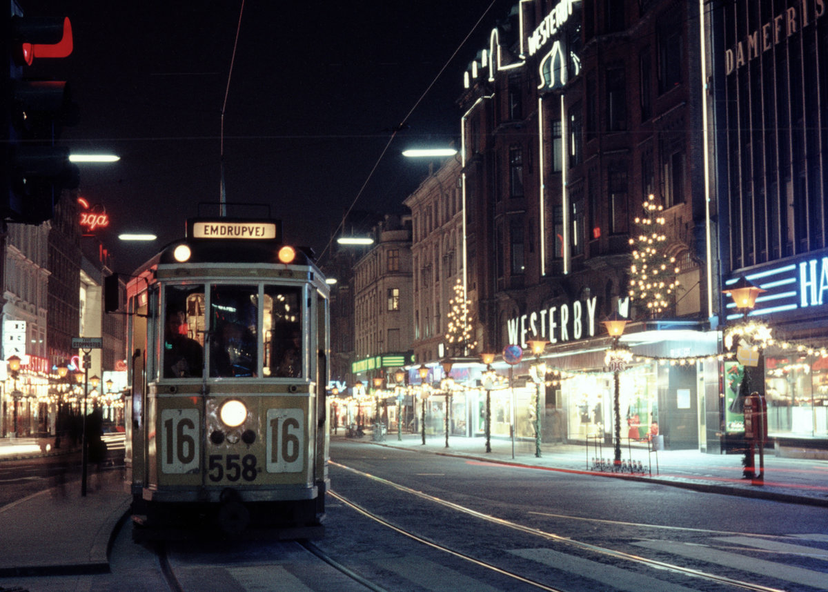 København / Kopenhagen Københavns Sporveje (KS) SL 16 (Tw 558 + Bw 15xx) København V, Vesterbro, Vesterbrogade / Trommesalen im Dezember 1968. - Scan eines Diapositivs. Film: Agfa CT18.