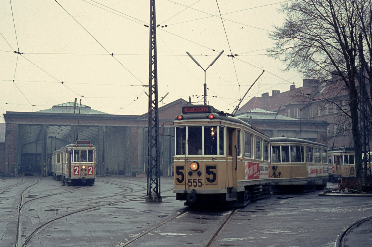 København / Kopenhagen Københavns Sporveje (KS) SL 2 (Tw 508 + Bw 15xx) / SL 5 (Tw 555 + Bw 1522) Sundby Remise (: Straßenbahnbetriebshof Sundby) am 18. Dezember 1968. - Scan eines Diapositivs. Film: Agfa CT18.