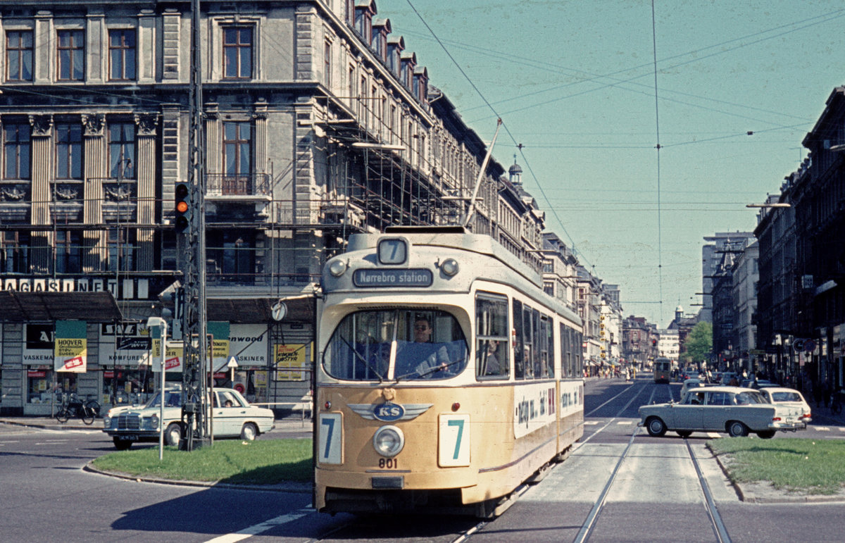 København / Kopenhagen Københavns Sporveje (KS) SL 7 (DÜWAG/Kiepe-GT6 801) Søtorvet im Mai 1969. - Dieser Gelenktriebwagen, der am 19. September 1960 in Betrieb genommen wurde, war der erste Wagen der Serie 801-900. Der GT6 wurde 1969 dem Verkehrsbetrieb in Alexandria (Ägypten) verkauft. - Scan eines Diapositivs.