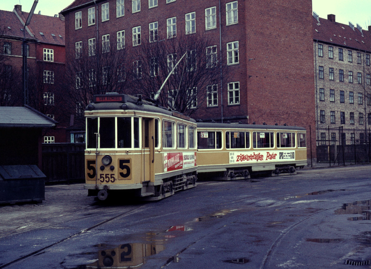 København / Kopenhagen Københavns Sporveje (KS) SL 5 (Tw 555 + Bw 15xx) København S, Sundbyøster, Sundby Remise (: Straßenbahnbetriebsbahnhof Sundby) im Januar 1969. - Scan eines Diapositivs. Film: AGFA CT 18.