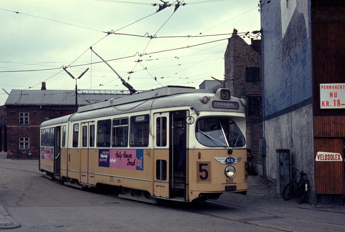 København / Kopenhagen Københavns Sporveje KS SL 5 (DÜWAG/Kiepe-GT6 900) verlässt den Betriebsbahnhof Nørrebro am 27. April 1969. - Dieser Gelenktriebwagen war der letzte der KS-Serie 801-900. - Scan eines Diapositivs. Film: AGFA CT 18.