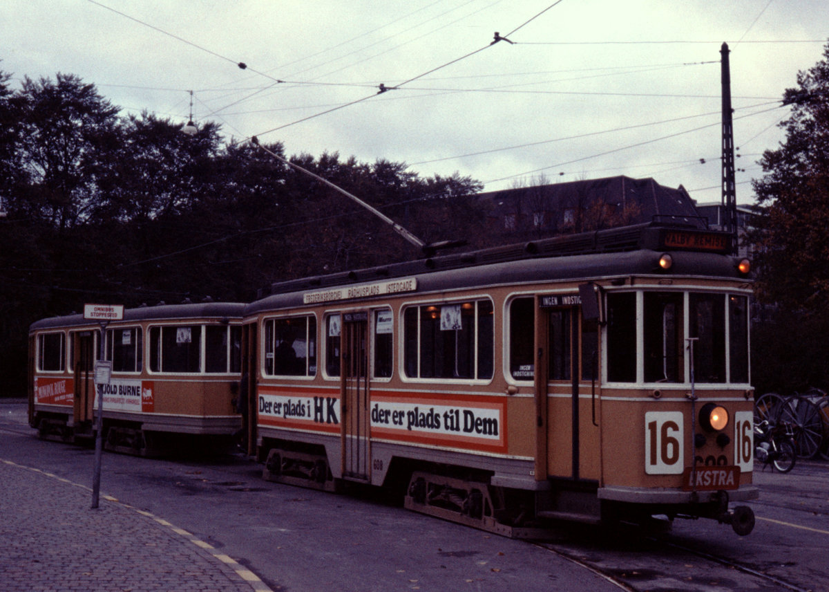 København / Kopenhagen Københavns Sporveje (KS) SL 16 (Tw 608 + Bw 15**) København V, Vesterbro, Enghave Plads am 14. Oktober 1968. - Scan eines Diapositivs.