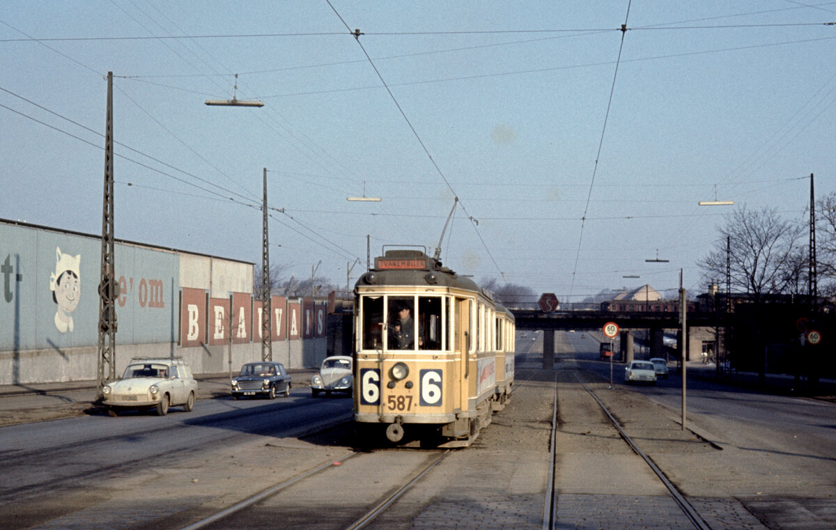 København / Kopenhagen Københavns Sporveje (KS) SL 6 (Großraumtriebwagen 587) København Ø, Østerbro, Lyngbyvej / Rovsingsgade / Hans Knudsens Plads im März 1969. - Im Hintergrund befindet sich der S-Bahnhof Lyngbyvej (heute: S-Bahnhaltepunkt Ryparken). - Scan eines Diapositivs. 