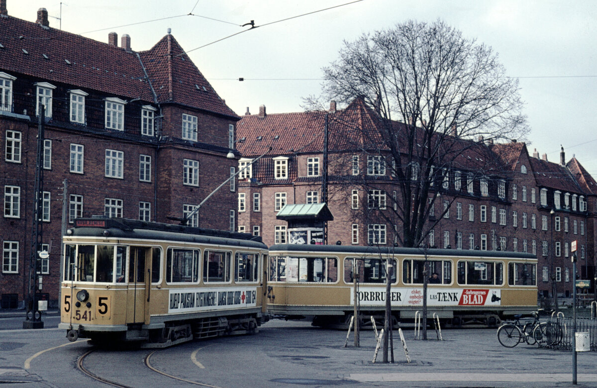 København / Kopenhagen Københavns Sporveje (KS) SL 5 (Tw 541 + Bw 1537) København S, Sundbyøster, Øresundsvej / Lergravsparken am 4. April 1972. - Scan eines Diapositivs. Kamera: Minolta SRT-101.