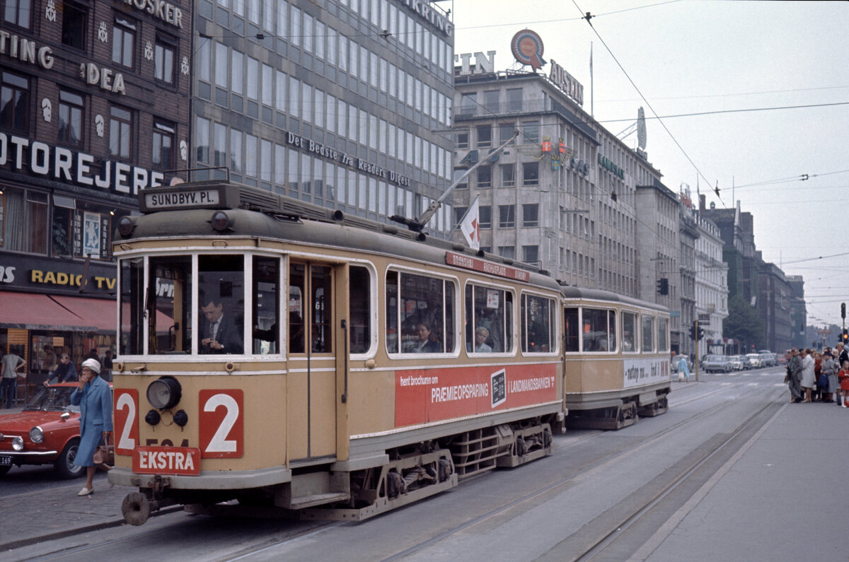 København / Kopenhagen Københavns Sporveje SL 2 (Großraumtriebwagen 594) København V, Rådhusplads (: Rathausplatz) am 8. September 1969. - Scan eines Diapositivs.