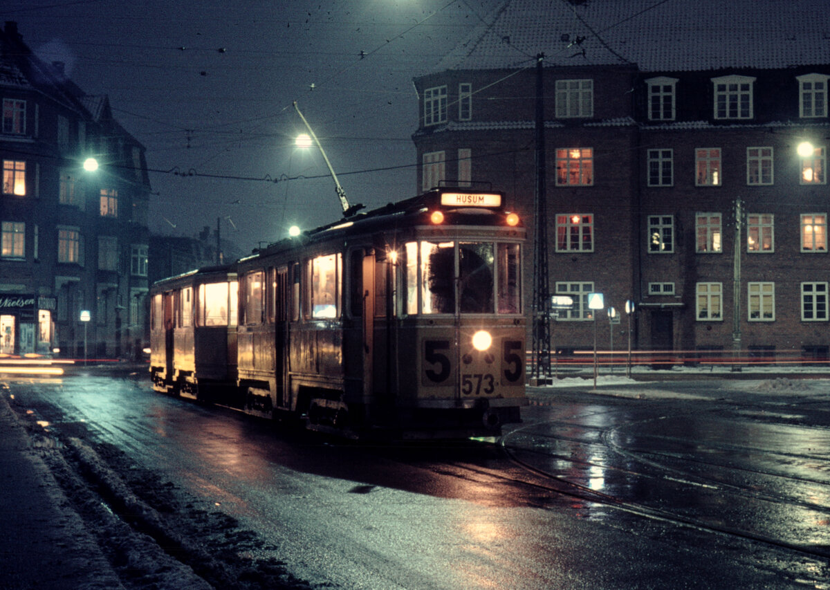 København / Kopenhagen Københavns Sporveje SL 5 (Tw 573) København S, Sundbyøster, Øresundsvej / Lergravsparken im Dezember 1969. - Scan eines Diapositivs.