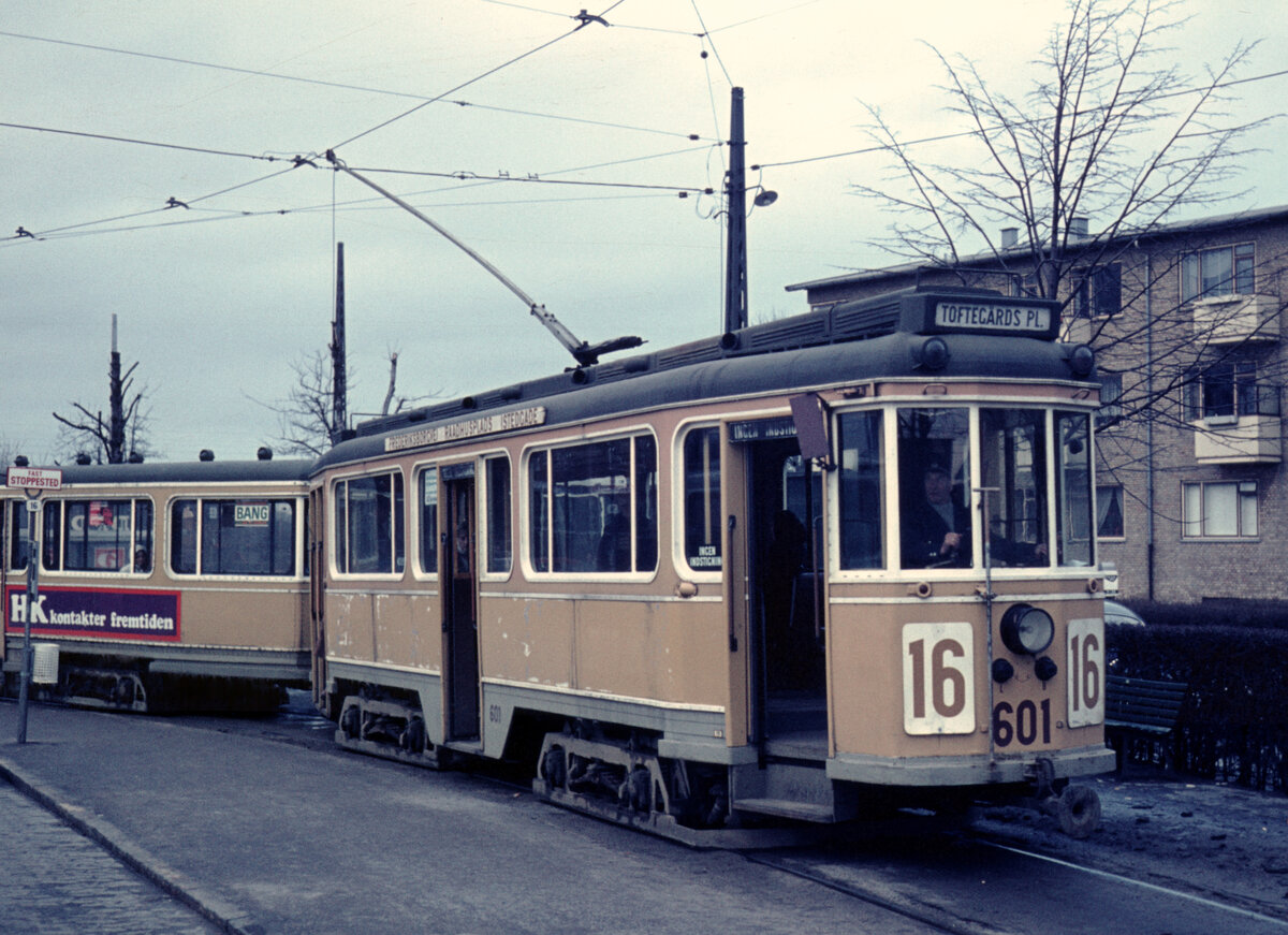 København / Kopenhagen Københavns Sporveje SL 16 (Großraumtriebwagen 601) København NV, Emdrup, Emdrupvej im März 1970. - Der Triebwagen gehört zur Serie 501-618. Hersteller dieser Serie: Københavns Sporveje (: die Kopenhagener Straßenbahnen), Hauptwerkstätte. Baujahre: 1930-1941. - Scan eines Diapositivs.