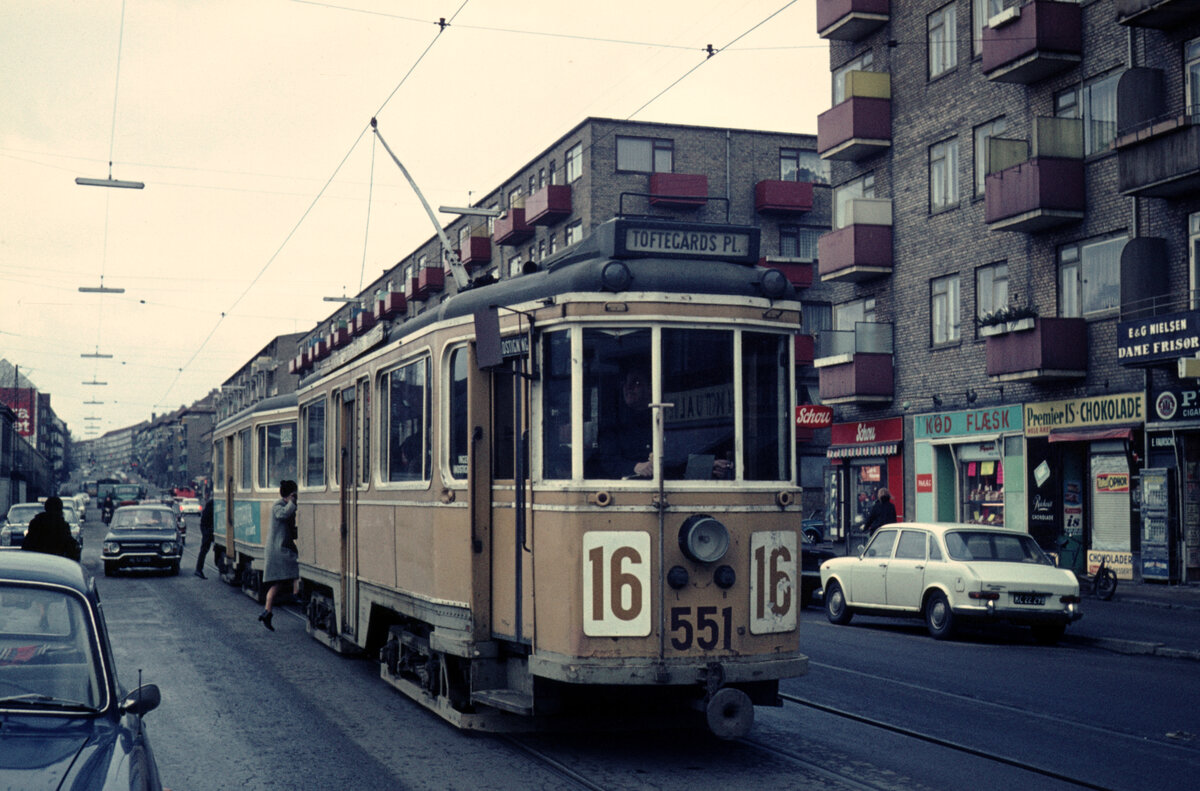 København / Kopenhagen Københavns Sporveje SL 16 (Tw 551) København NV, Frederiksborgvej / Landsdommervej im März 1970. - Scan eines Diapositivs.