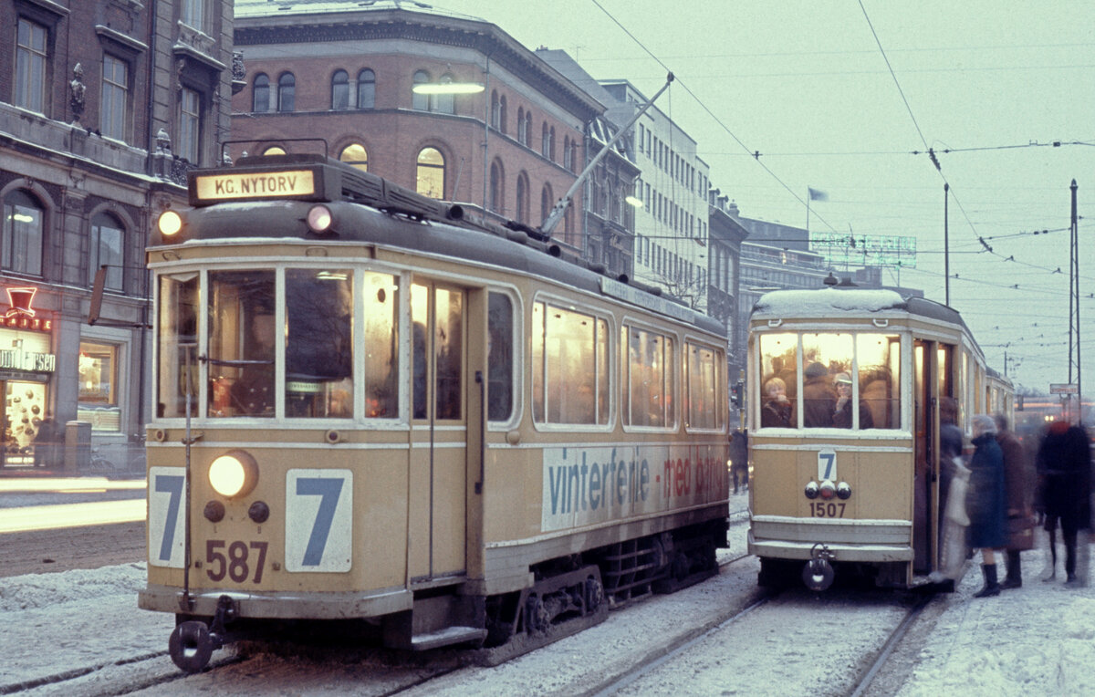 København / Kopenhagen Københavns Sporveje (KS) SL 7 (Tw 587 / Bw 1507) København K, Nørreport station am 13. Februar 1970. - Scan eines Diapositivs.