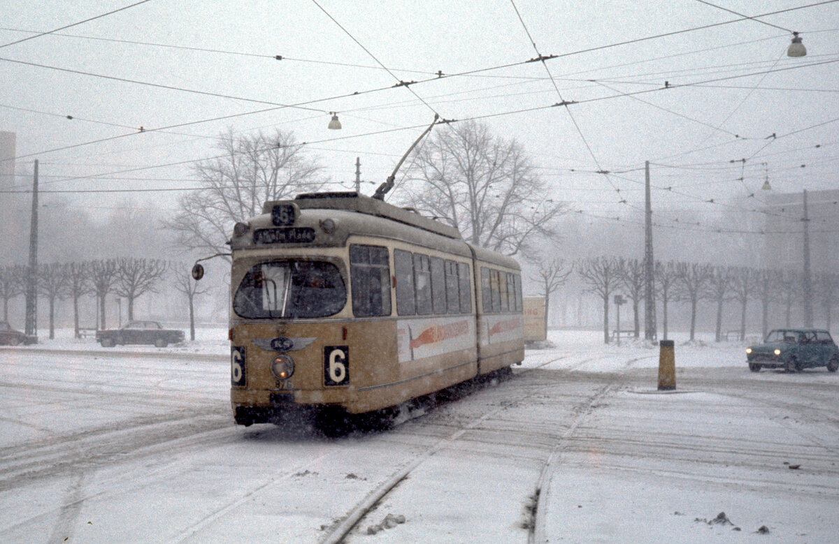 København / Kopenhagen Københavns Sporveje SL 6 (DÜWAG/Kiepe-GT6 876) Østerbro, Trianglen im Februar 1969. - Scan eines Diapositivs.