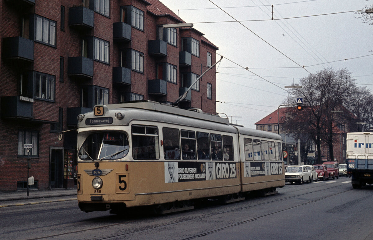 København / Kopenhagen Københavns Sporveje (KS) SL 5 (DÜWAG/Kiepe-GT6 888) Brønshøj, Frederikssundsvej am 4. April 1972. - Scan eines Diapositivs. 