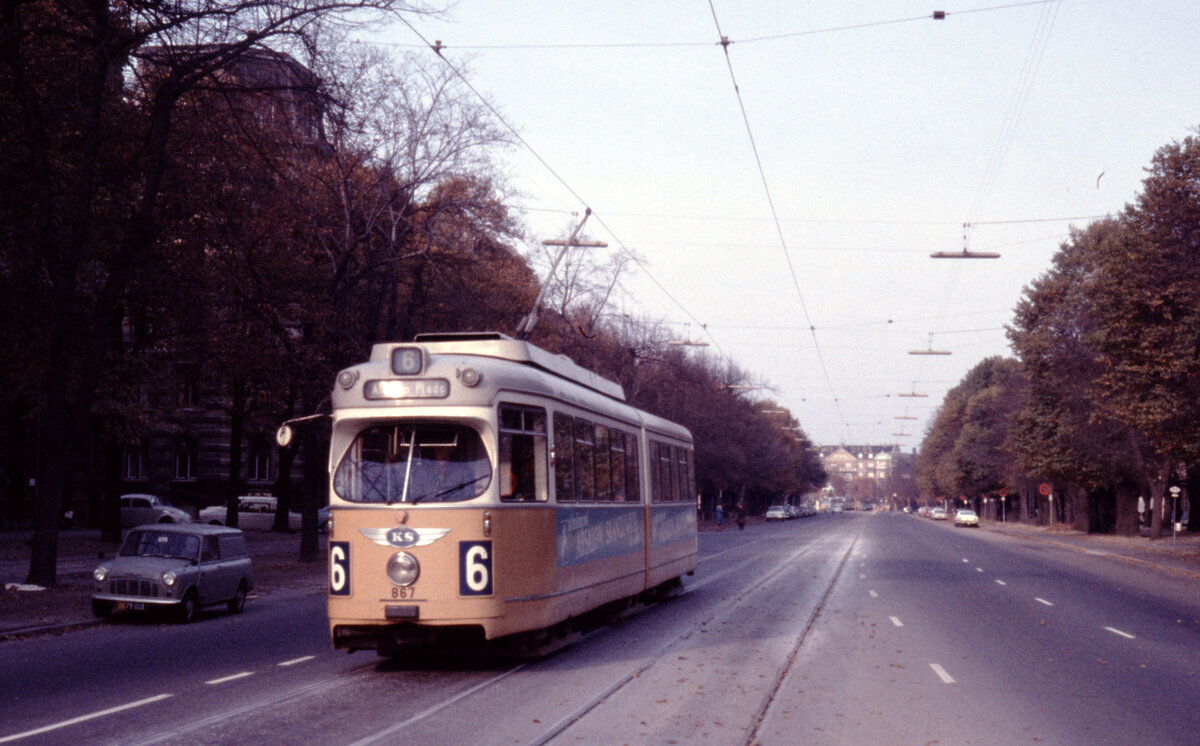 København / Kopenhagen Københavns Sporveje (KS) SL 6 (DÜWAG/Kiepe-GT6 867) Østerbro, Dag Hammarskjölds Allé im Oktober 1968. - Scan eines Diapositivs.