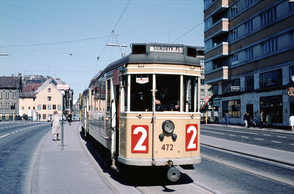København / Kopenhagen Københavns Sporveje (KS): Der Tw 472 hält anlässlich einer Sonderfahrt für Mitglieder der Sporvejshistorisk Selskab, der Dänischen Gesellschaft für Straßenbahngeschichte, am 23. Mai 1968 in der Torvegade am Christianshavns Torv. - Der Zug fährt in Richtung Sundbyvester Plads, wo sich die Endstelle der SL 2 auf der Insel Amager befand. - Der Tw wurde 1947 gebaut und 1967 aus dem Verkehr gezogen. Heute gehört er Sporvejsmuseet Skjoldenæsholm, dem Dänischen Straßenbahnmuseum Skjoldenaesholm, das in der Nähe von der Stadt Ringsted liegt. - Scan eines Diapositivs. Film: AGFA CT 18.