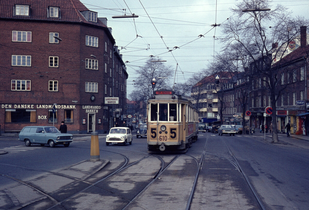 København / Kopenhagen Københavns Sporveje (KS) SL 5 (Großraumtriebwagen 610) Brønshøj,  Frederikssundsvej / Brønshøjvej / Brønshøj Torv am 1. April 1969. - Scan eines Diapositivs.
