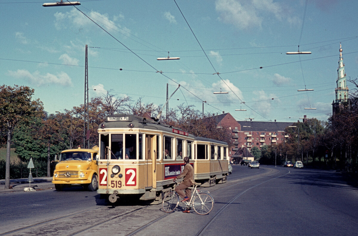 København / Kopenhagen Københavns Sporveje (KS) SL 2 (Großraumtriebwagen 519) Christianhavn, Torvegade / Christianshavns Vold / Christmas Møllers Plads im Oktober 1969. - Scan eines Diapositivs.