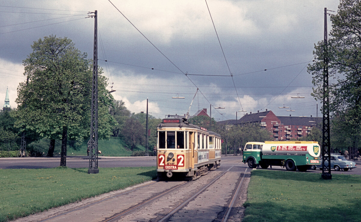 København / Kopenhagen Københavns Sporveje (KS) SL 2 (Großraumtriebwagen 515) Christmas Møllers Plads am 20. Mai 1969. - Scan eines Diapositivs.