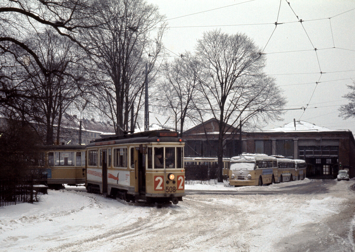 København / Kopenhagen Københavns Sporveje (KS) SL 2 (Großraumtriebwagen 508) in der Schleife am Straßenbahnbetriebsbahnhof Sundby - hier endete bis 1964 die SL 13 - im Februar 1969. - Da das Gleis vom Schnee zugedeckt war, musste der Wagenführer seinen Zug als Schneepflug verwenden. - Scan eines Diapositivs.