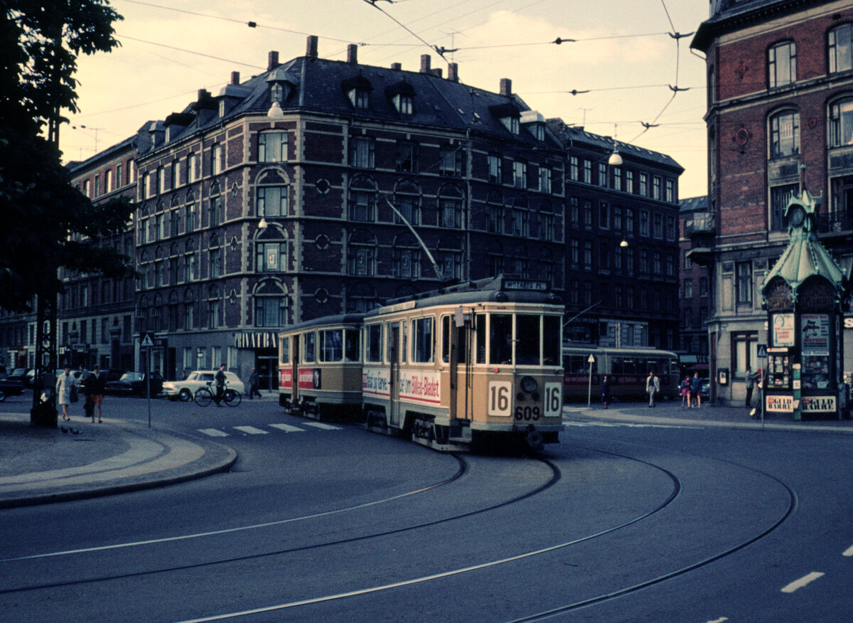 København / Kopenhagen Københavns Sporveje (KS) SL 16 (Großraumtriebwagen 609) København V, Vesterbro, Flensborggade / Enghave Plads im Juni 1968. - Bis zur Stilllegung der SL 10 im Oktober 1968 fuhr die Linie 16 bis Mozarts Plads. - Rechts im Bild befindet sich einer der damals typischen Kopenhagener  Telefonkioske . 