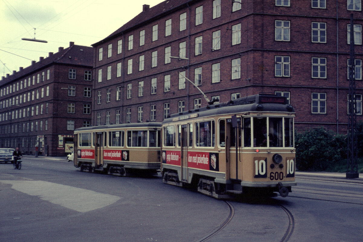 København / Kopenhagen Københavns Sporveje (KS) SL 10 (Großraumtriebwagen 600) Valby, Valby Langgade im Juni 1968. Der Zug hat die Einfahrt zum Betriebsbahnhof Valby erreicht. - Scan eines Diapositivs.
