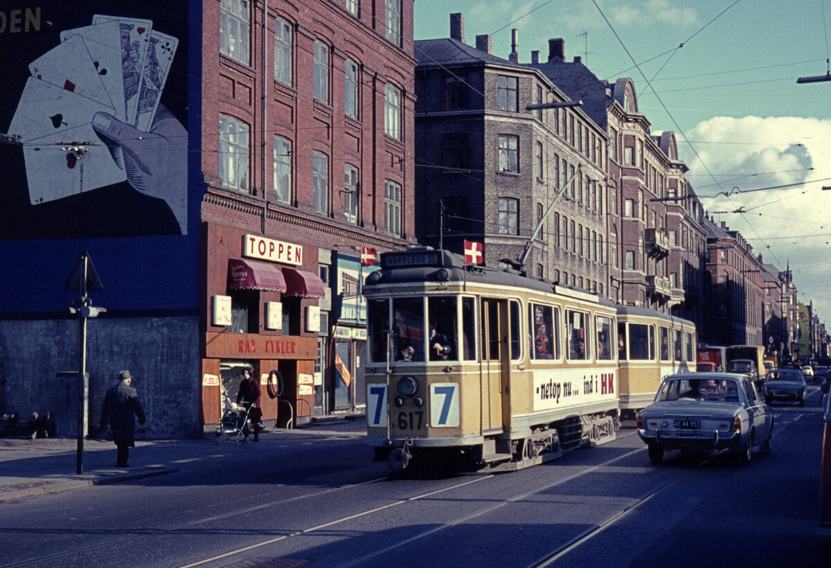 København / Kopenhagen Københavns Sporveje (KS) SL 7 (Großraumtriebwagen 617, ex-NESA 929 (1935 - 1953), ex-KS 555 (1934- 1935)) København N, Nørrebro, Nørrebrogade / Nørrebro remise am 11. März 1969. - Der Straßenbahnbetriebsbahnhof Nørrebro liegt links. - Dieser Triebwagen ist heute noch betriebsfähig und fährt - im umgebauten oder rückgebauten Stand - als Museumswagen NESA 929 im Dänischen Straßenbahnmuseum. - Scan eines Diapositivs.
