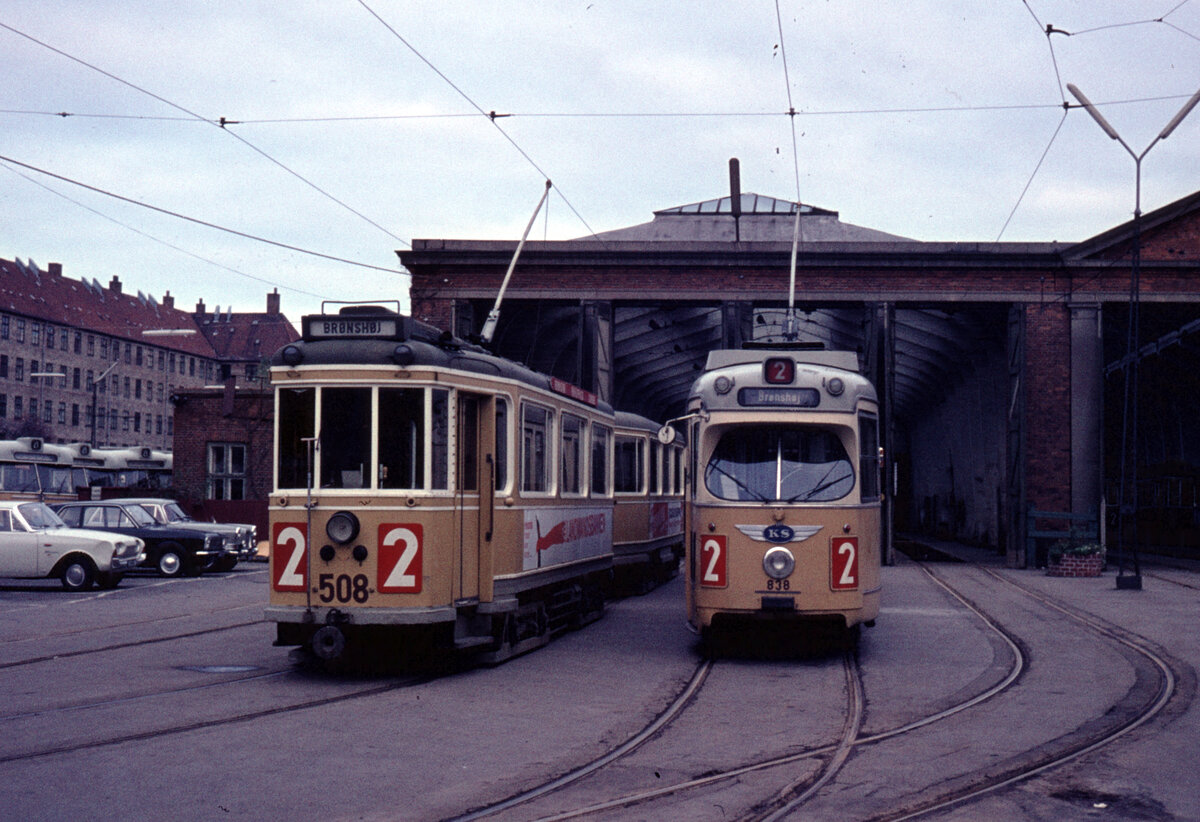 København / Kopenhagen Københavns Sporveje (KS) SL 2 (Großraumtriebwagen 508 / DÜWAG/Kiepe-GT6 838) København S, Sundbyøster, Sundby remise (Straßenbahnbetriebsbahnhof Sundby) im November 1968. - Scan eines Diapositivs. Kamera: Canon Canonet QL 28.